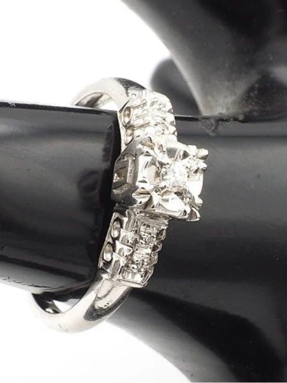 Vintage Diamond Ring 2mm Main Stone + 4 1mm Round Diamonds 14K Gold Size 6.5